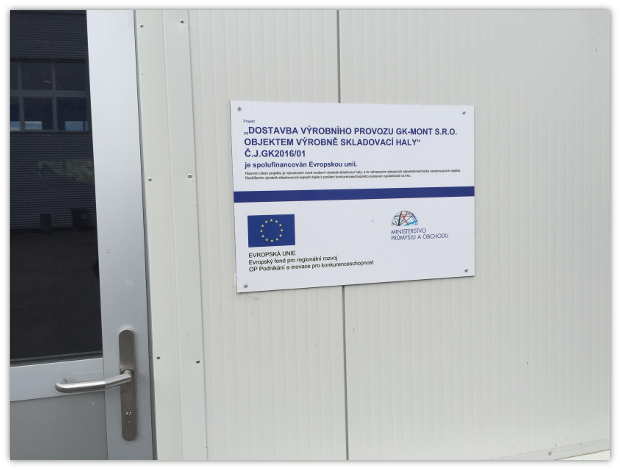 Ozvačení projektu EU u vstupu do budovy
